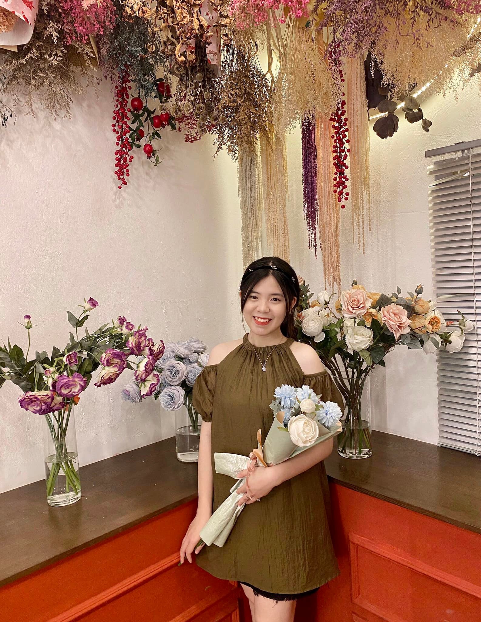 Đôi giày/dép của chị Trang Nhung và chị Tú Anh